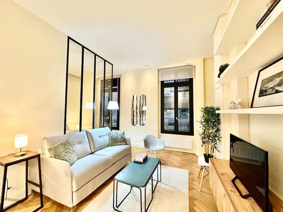 Eiffel Tower Champs De Mars Apartment Paris France