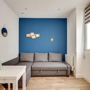 3 People Close Eiffel Tower By Weekome Apartamento
